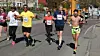 «All eyes on me» skrev Dan Juan på overkroppen før han løp ut på maratondistansen under Holmestrand Maraton 2025