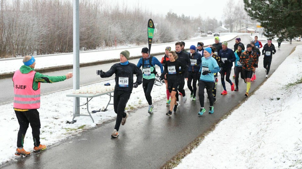 Maratonløpere på god vei mot 3:30 inn til drikkestasjon under fjorårets ekte vintermaraton. (Foto: Marianne Røhme) Jessheim Vintermaraton 2023