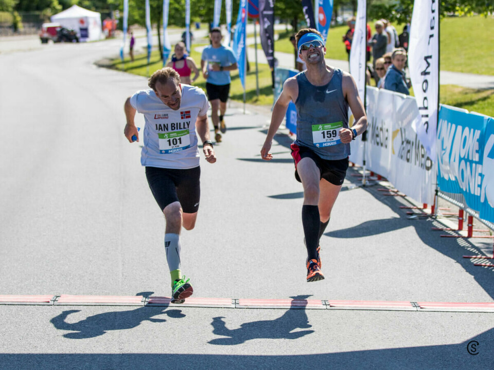 10km-1118_photo finish of two men@finish_021