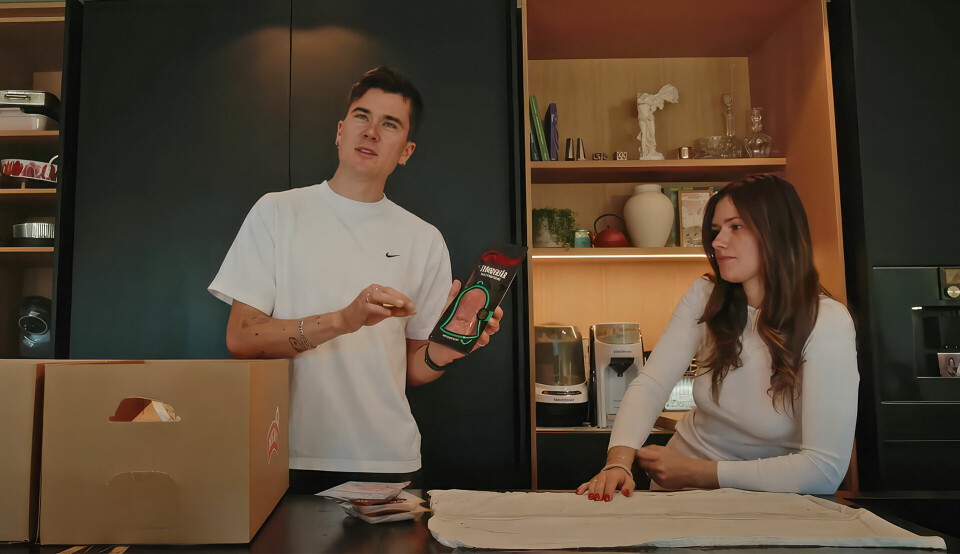 Jakob og kona Elisabeth tar seerne med på utpakking av matkasser. (Foto: Skjermdump fra Youtube)