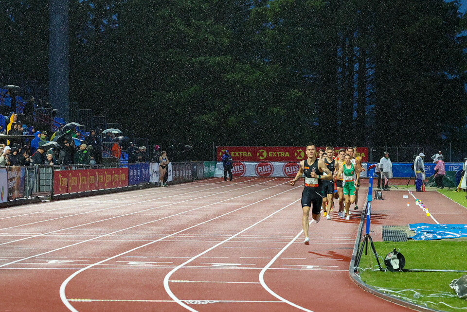 Jakob Ingebrigtsen med rått løp i griseværet i NM-finalen på 1500 m