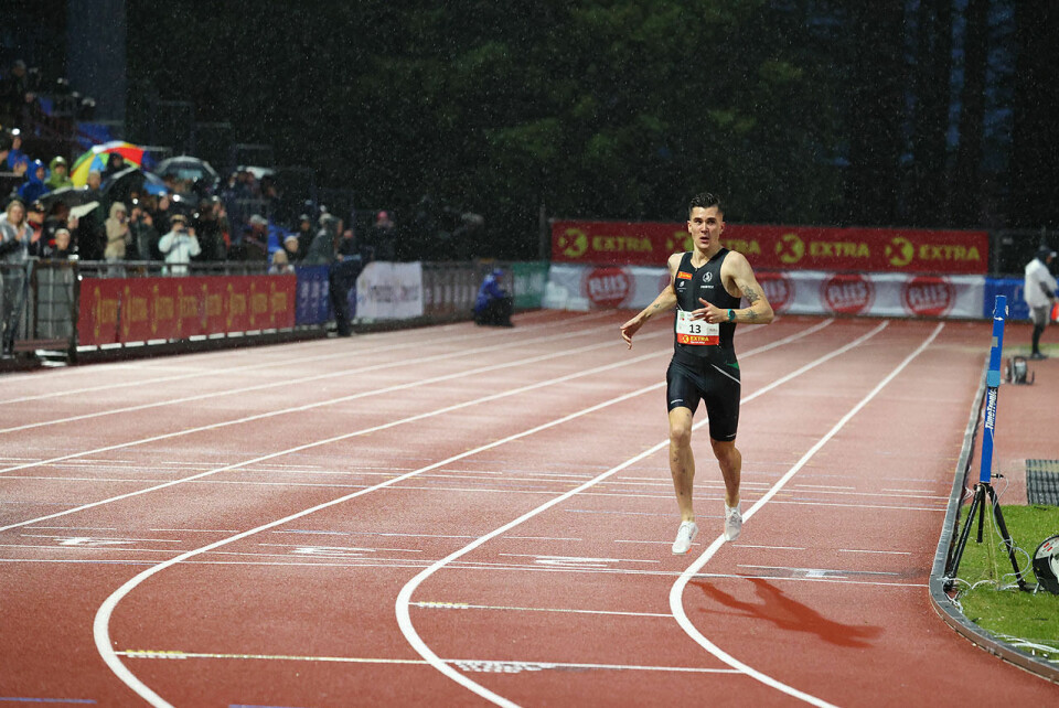 Jakob Ingebrigtsen med rått løp i griseværet i NM-finalen på 1500 m