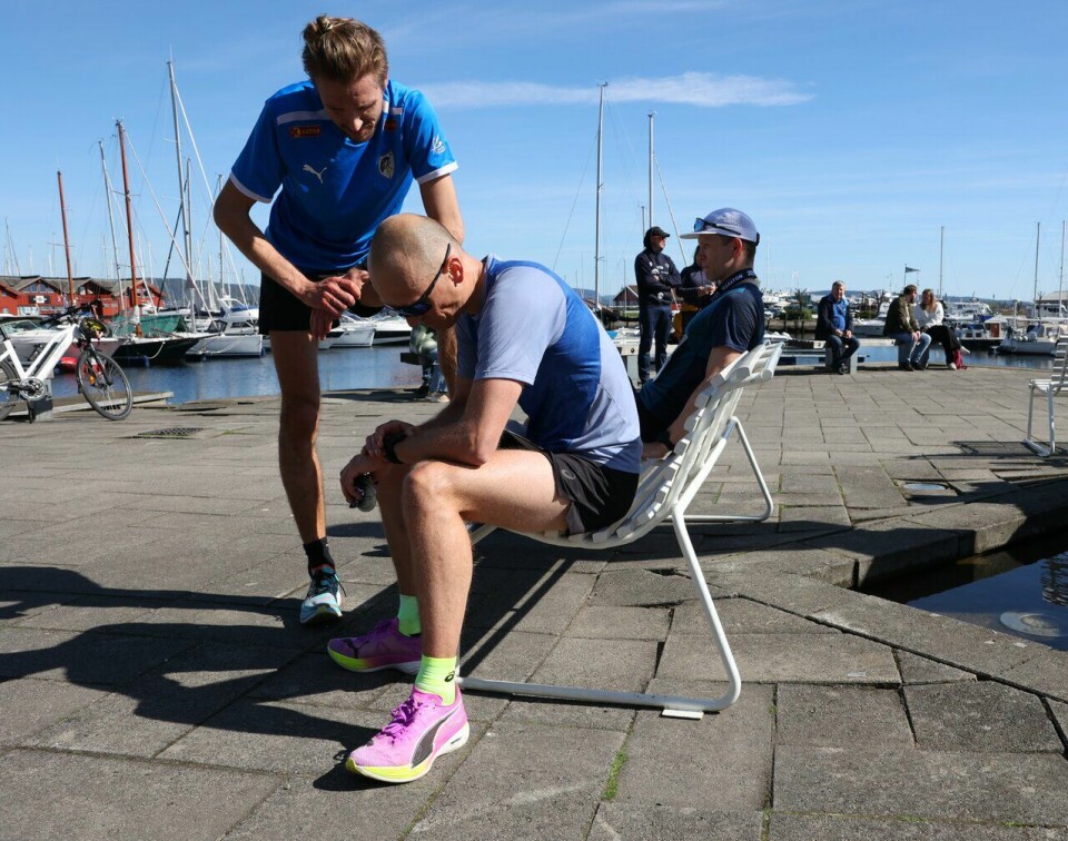 De beste: De tre beste på halvmaraton fikk tid til en prat før premieutdelingen. Foran Eirik Johansen som kom på tredjeplass, Elmer Mulleri Skalle står, mens Fredrik Goa Kjøll, som kom på andre, sitter på benken bak. (Foto: Marianne Røhme / Kondis © Kondis) Holmestrand Maraton 2025