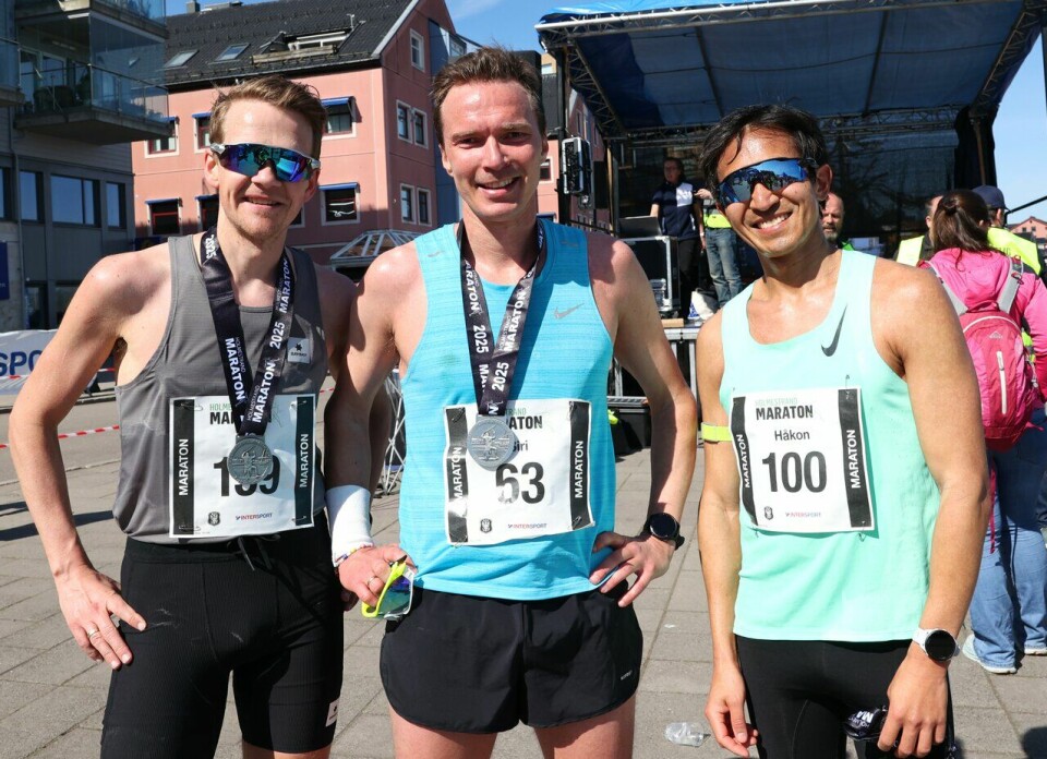 Pallen på maraton: F.v.: Mats Hellerud som kom på tredjeplass, vinner Dag Ådne Hatlevoll, og Håkon Urdal som kom på andreplass. (Foto: Marianne Røhme / Kondis © Kondis) Holmestrand Maraton 2025