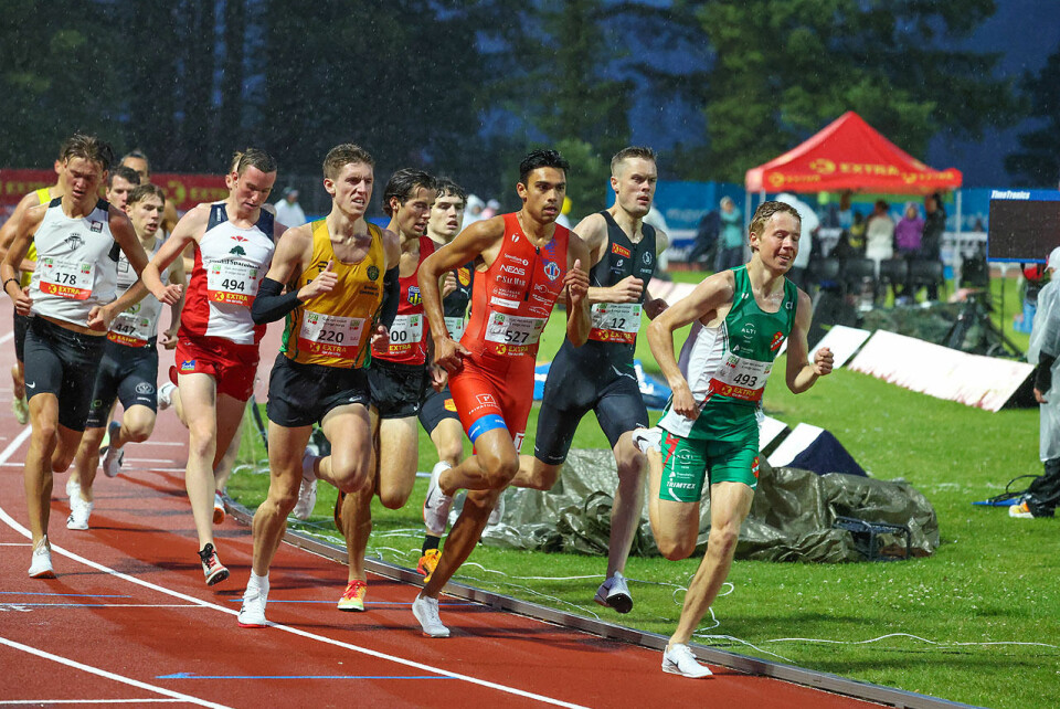 Jakob Ingebrigtsen med rått løp i griseværet i NM-finalen på 1500 m
