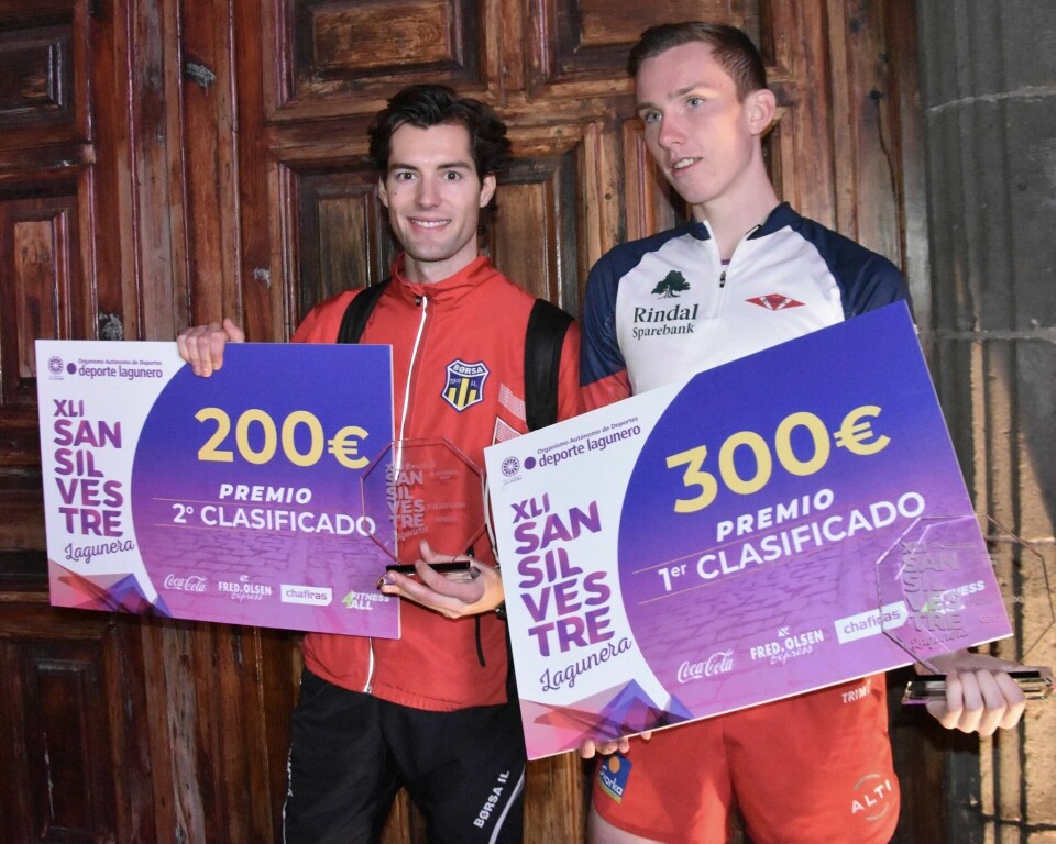 Kjetil Brenno Gangås (til venstre) og Magnus Øyen med premiesjekkene for 2. og 1. plass i løpet. (Foto: Tor Jarle Bolme)