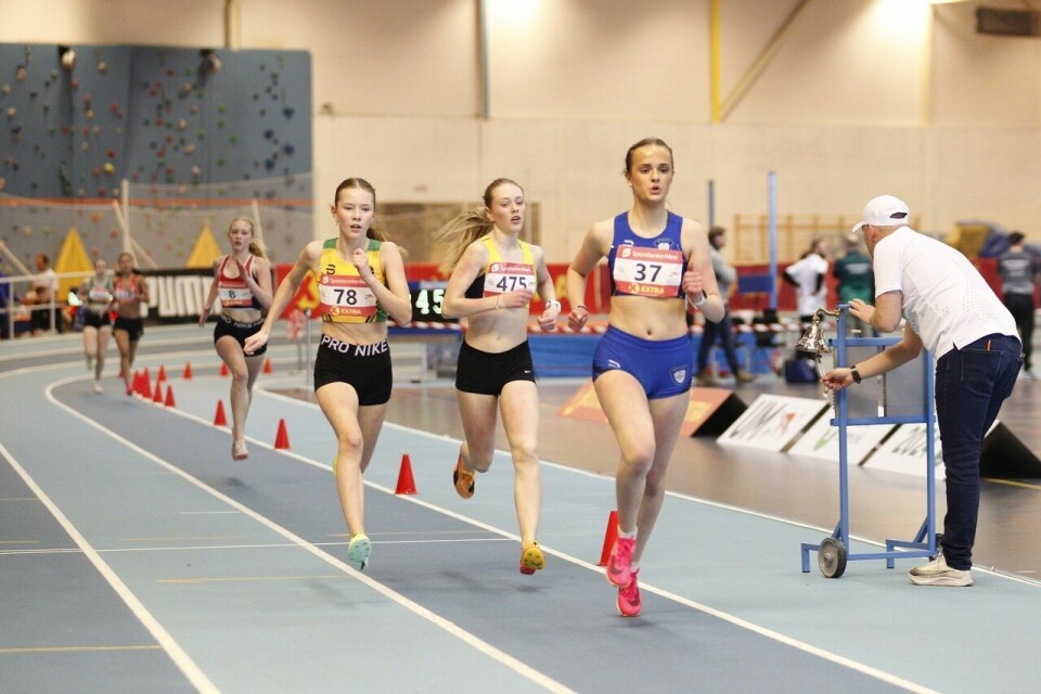 Fotofinish da Tuva Anna Isabell Forsbacka tok UM-gull på 800 m i J15