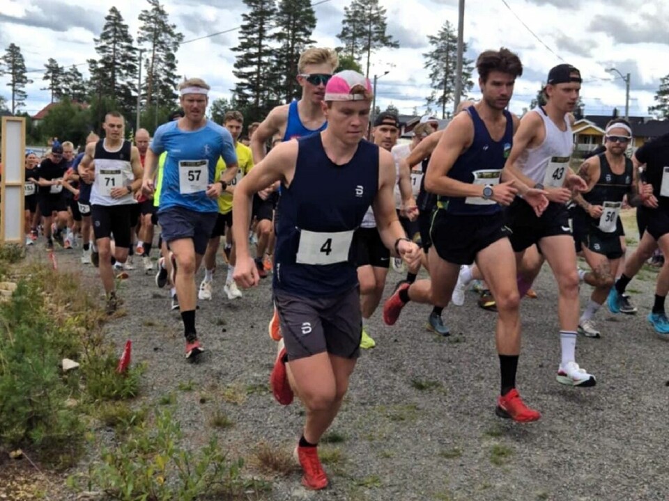 Fra starten på 10 km med de raskeste herrene allerede i posisjon i front. (Foto: Østby IL)