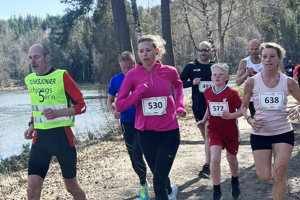 Langs elva: Ein lett synleg fartshaldar kan vera fint å ha, sjølv om karen i kvit singlet sleit fælt med å hengje med denne gongen. (Foto: Schjongs5er’n) Langs elva: Ein lett synleg fartshaldar kan vera fint å ha, sjølv om karen i kvit singlet sleit fælt med å hengje med denne gongen. (Foto: Schjongs5er’n)