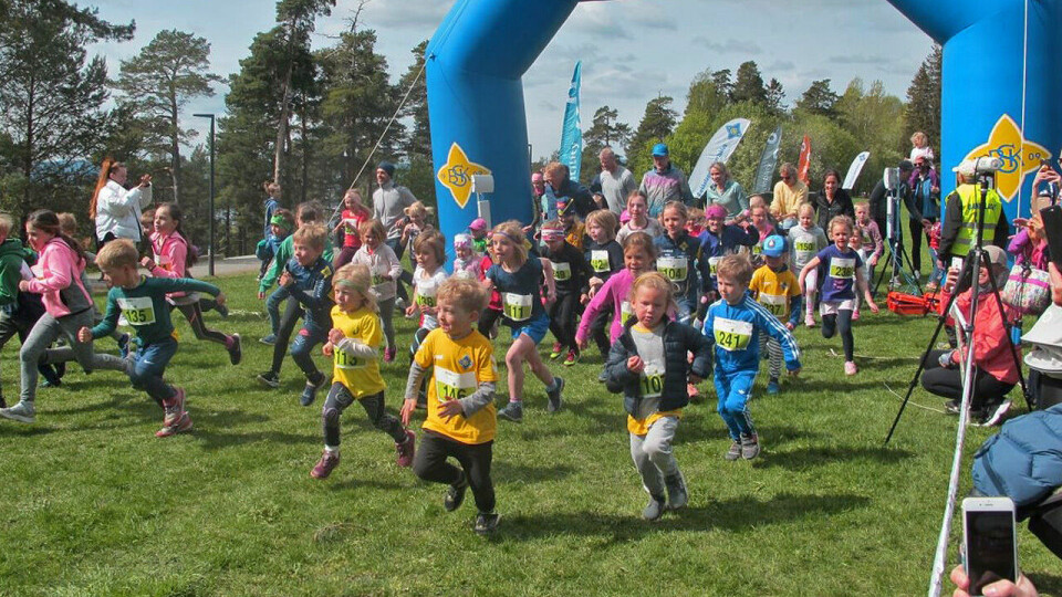 Ivrige og spreke barn på vei ut i løypa. (Foto: arrangøren)