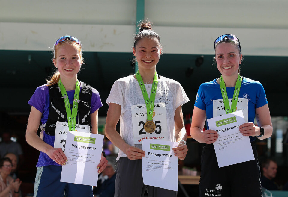 Premiepallen kvinner: Lena Fjellengen Røttingsnes, Tina Emilie Lee Lange og Marte Mandelid. (Foto: Arne Dag Myking)