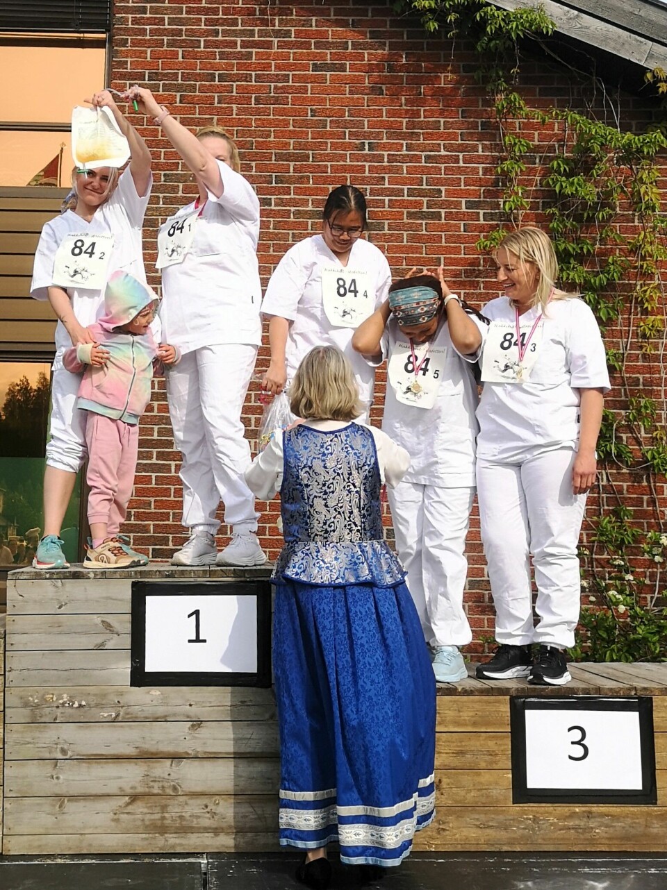 Prisen for mest kreative stafettpinne gikk til Ryslingmoen hvitkledde i 3. etasje.