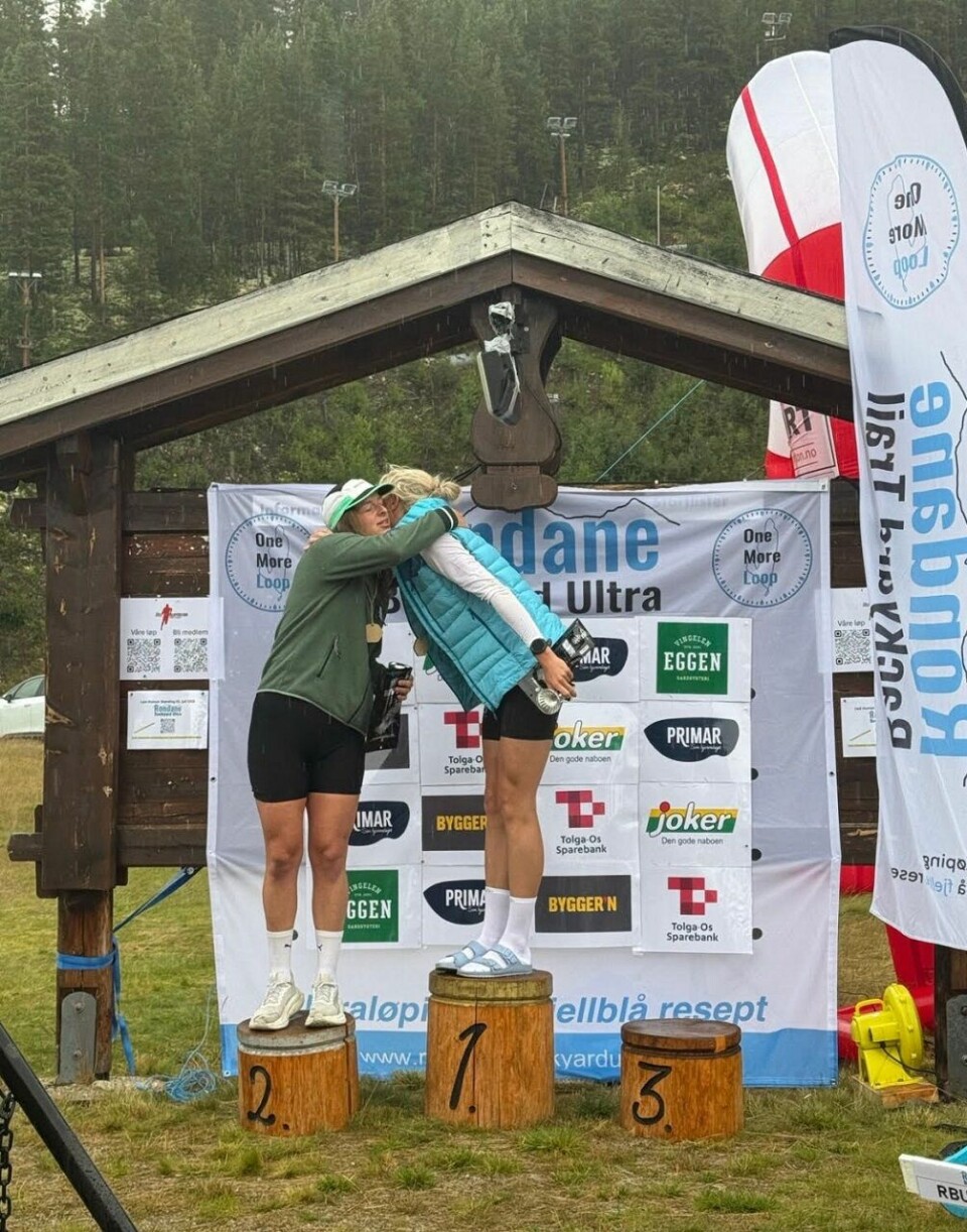 ToerSilje Stafnes Bøyum gratulerer Adele Marie Hauge med seiren. (Foto: Tage Røsten)