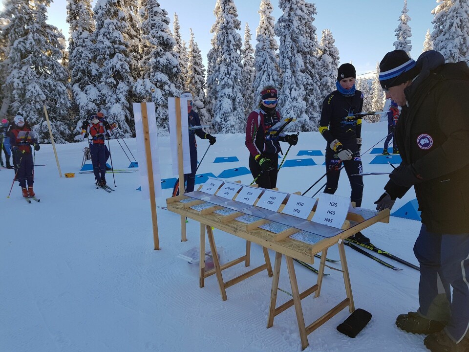 Kaldt Hovedløp i lav sol på Ski-o treff på Skei