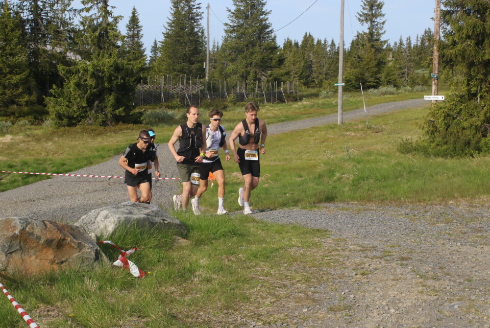 Fem løpere i samlet gruppe ut fra start på UItraBirken. Filip Aleksander Meo (50196) tok seierne til slutt. (Foto: Rolf Bakken)