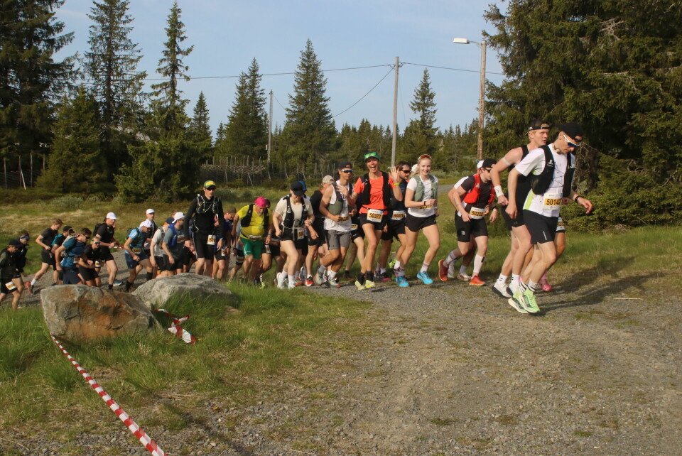 Marit Aamdal i en stor gruppe ut fra start. Humoret er godt. (Foto: Rolf Bakken)