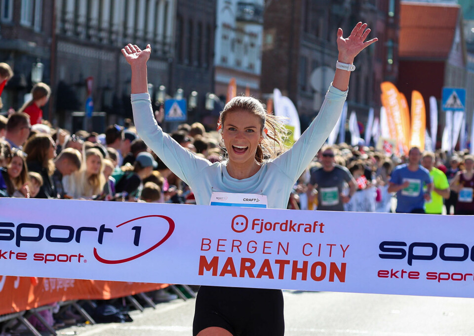 Jenny Nesje fra Torvikbukt IL kan juble over seier i Bergen City Marathon, på den fulle maratondistansen.