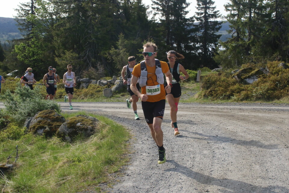 Magnus Bleken ble nummer 5. Her er han like foran vinneren i kvinneklassen ut fra start. (Foto: Rolf Bakken)