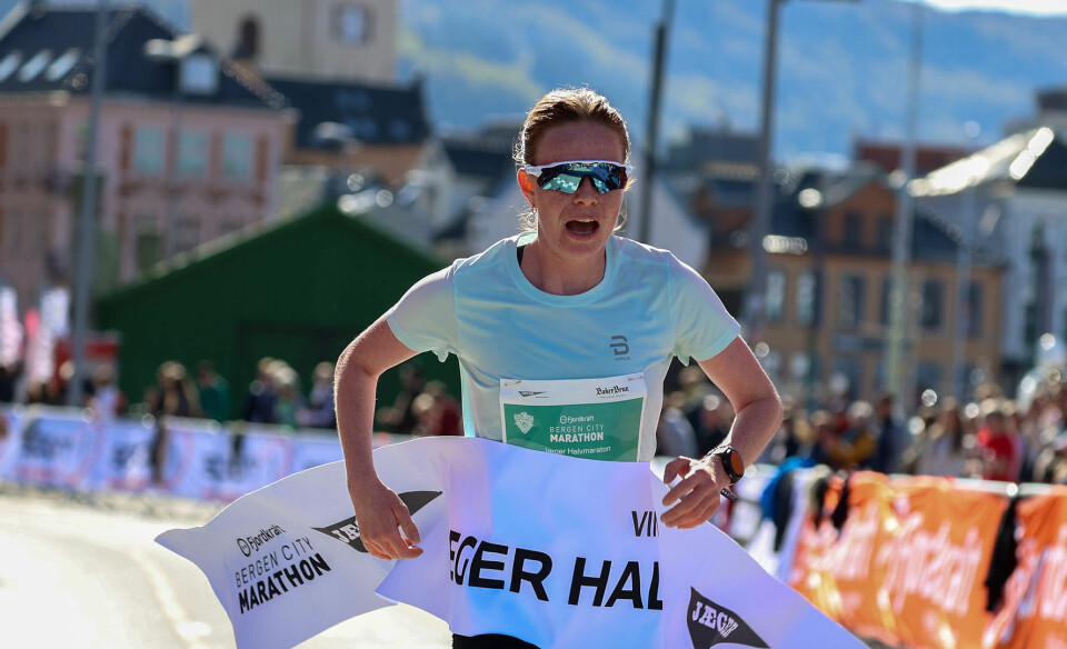 Mari Fosse Vaksdal blir beste kvinne på halvmaraton.