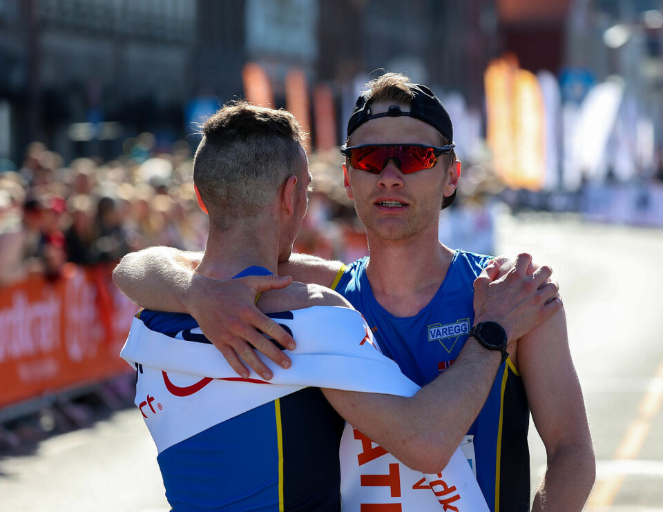 Gratulasjoner utveksles mellom de to raskeste på maraton: Tage Morken Augustson og Karl Jonas Tronstad.