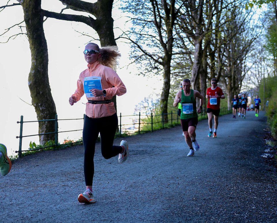 Ingrid Andersen løper inn til en andreplass på maraton.
