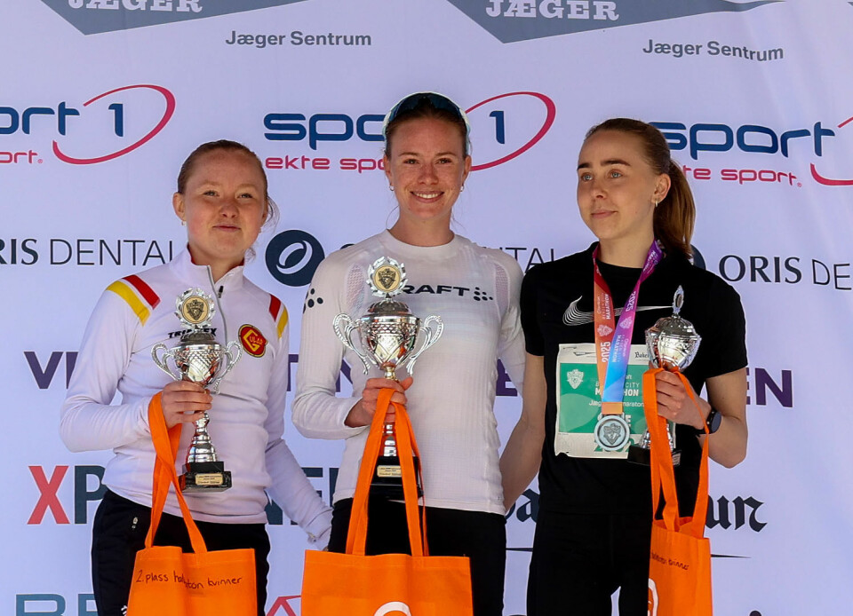 Premiepallen kvinner halvmaraton: Adele Norheim Henriksen, Mari Fosse Vaksdal og Signe By Eide.