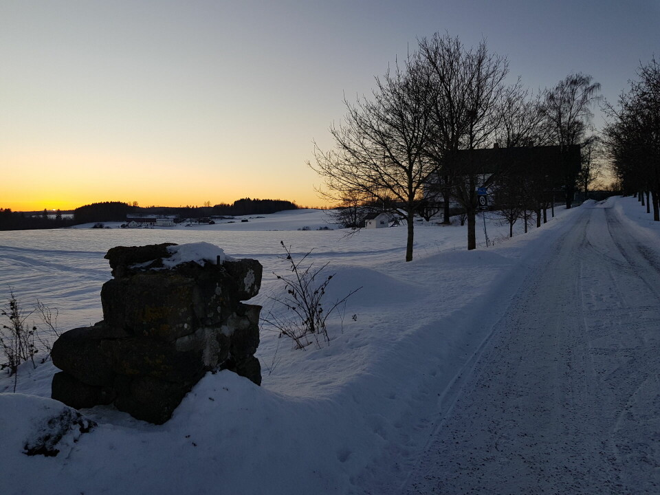Det var snøføre og litt is i vegen i runden som går gjennom tunet på Glestad gård. Foto: Stein Arne Negård)
