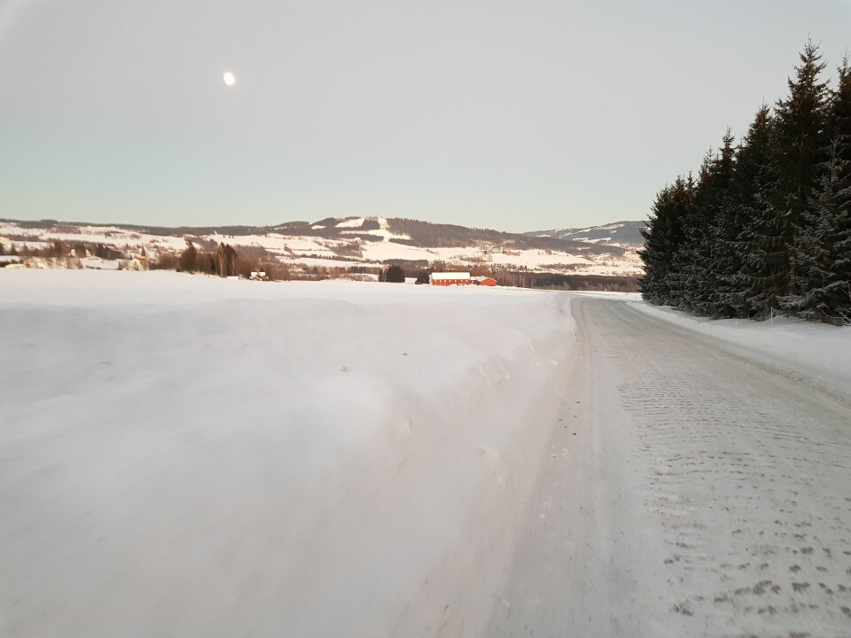 Månen var på plass før mørket. (Foto: Stein Arne Negård)