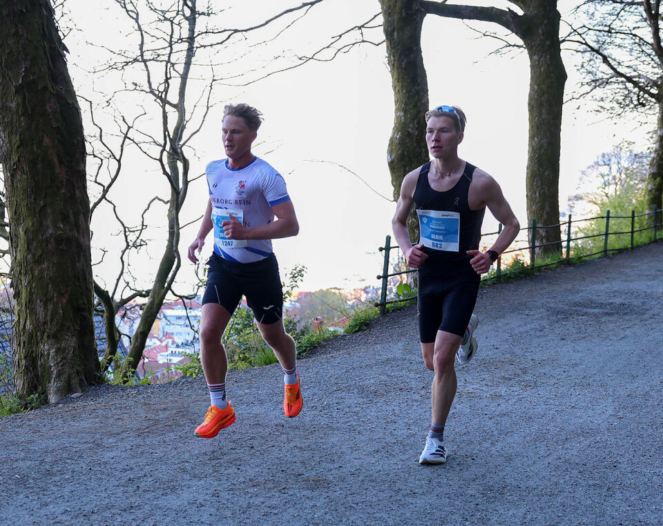 Sondre Øvre-Helland har tidligere vunnet i Bergen City Marathon. Denne gangen sliter han med farten til de to i front, og hans tider slutter ved 31 km. Ulrik Kvalheim løper derimot inn til en 4. plass.