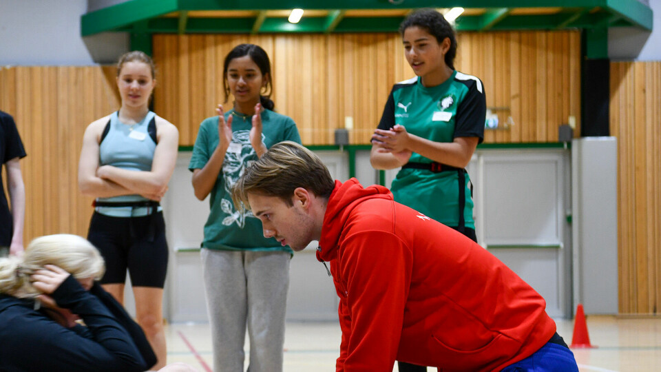 Engasjementet er stort når medelevene heier fram klassevenninnen som prøver å ta flest mulig sit-ups på tid. (Foto: Gjermund Erikstein-Midtbø)