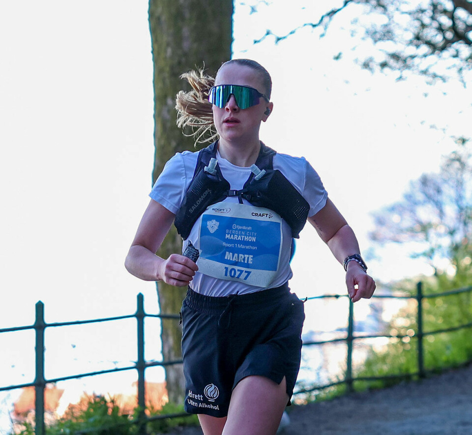 Marte Mandelid løper inn til en 4. plass på maraton.