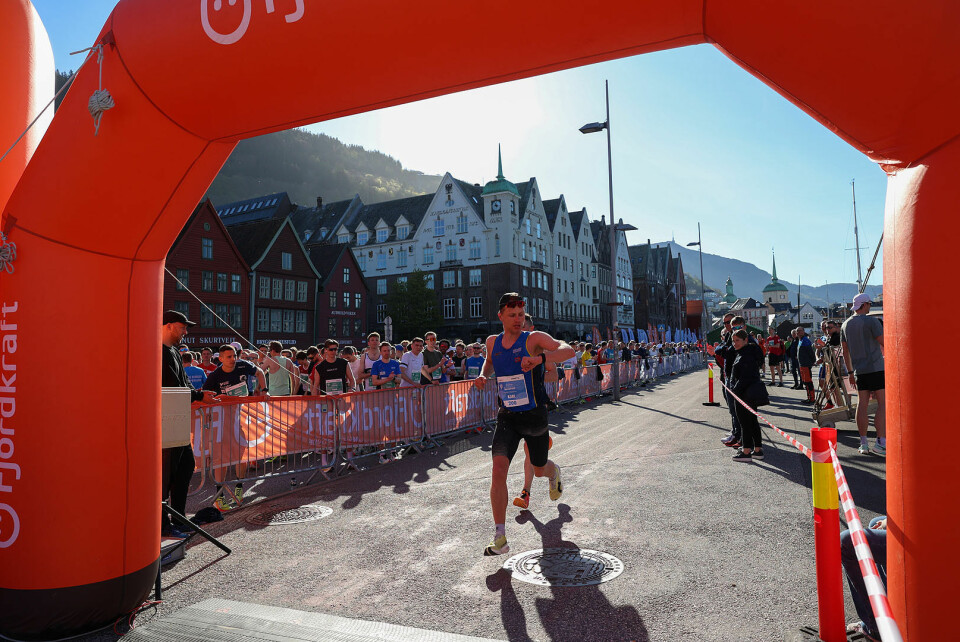 Passering halvveis på maraton for Karl Jonas Tronstad og Tage Morken Augustson. Det har gått fort på første runden, fortere enn vinnertiden på halvmaraton faktisk.