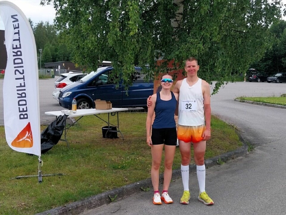 Motbakkekongen Jarle Marvik sammen vinner av kvinneklassen i motbakkeløpet til Holtbergmasta, Ingeborg Rosager, tirsdag kveld (Foto: arrangøren)