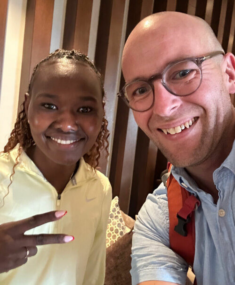 Stjernetreff:Artikkelforfatter Per Gunnar Oseng hadde gleden av møte verdensrekordholderen på maraton, kenyanske Ruth Chepngetich. (Foto: privat)