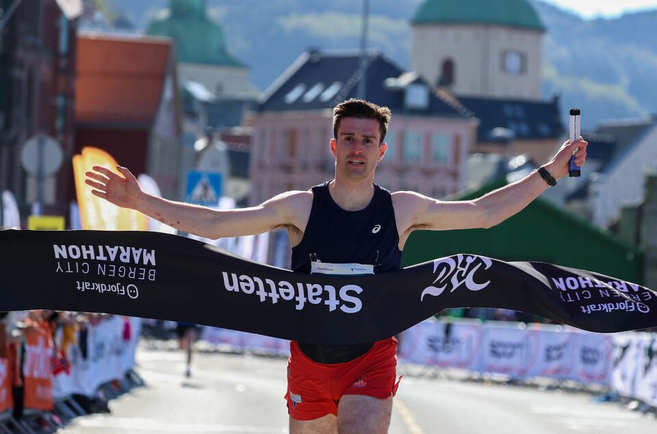 Callum Smith fører medisinstudentene inn til seier på stafetten for menn.