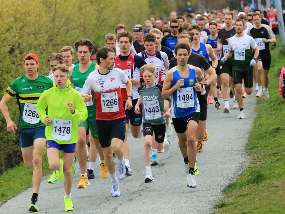 Fra starten av 5 km der vinneren Henning Halvorsen Offigstad (1266) må ta en sjekk på farten til Norges raskeste 14-åring Kristian Stokke Selnes (1443). Til høyre kveldens toer Peder Talsnes og helt venstre treeren Tobias Horelt. (Foto: Pawel Sikorski)