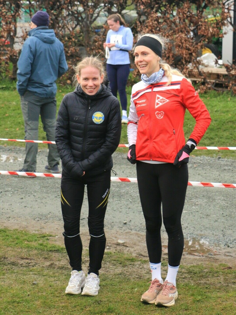 To blide - men litt frosne - damer på topp etter 5 km. Hanne Andersen Maridal og Mari Steinkjer Øyen.(Foto: Pawel Sikorski)