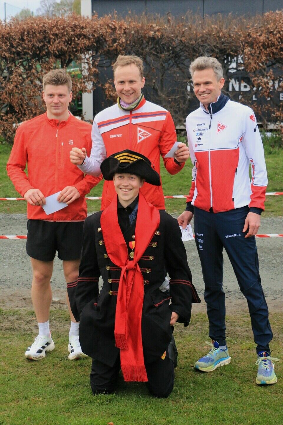 De tre beste herrer på 10 km sammen med “selveste' Peter Tordenskiold. (Foto: Pawel Sikorski)