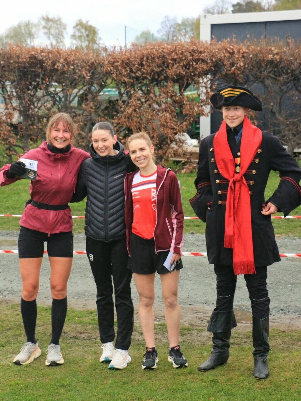 De tre premierte damene på 10 km sammen med en ung uygave av den dansk-norske krigshelten. (Foto: Pawel Sikorski)