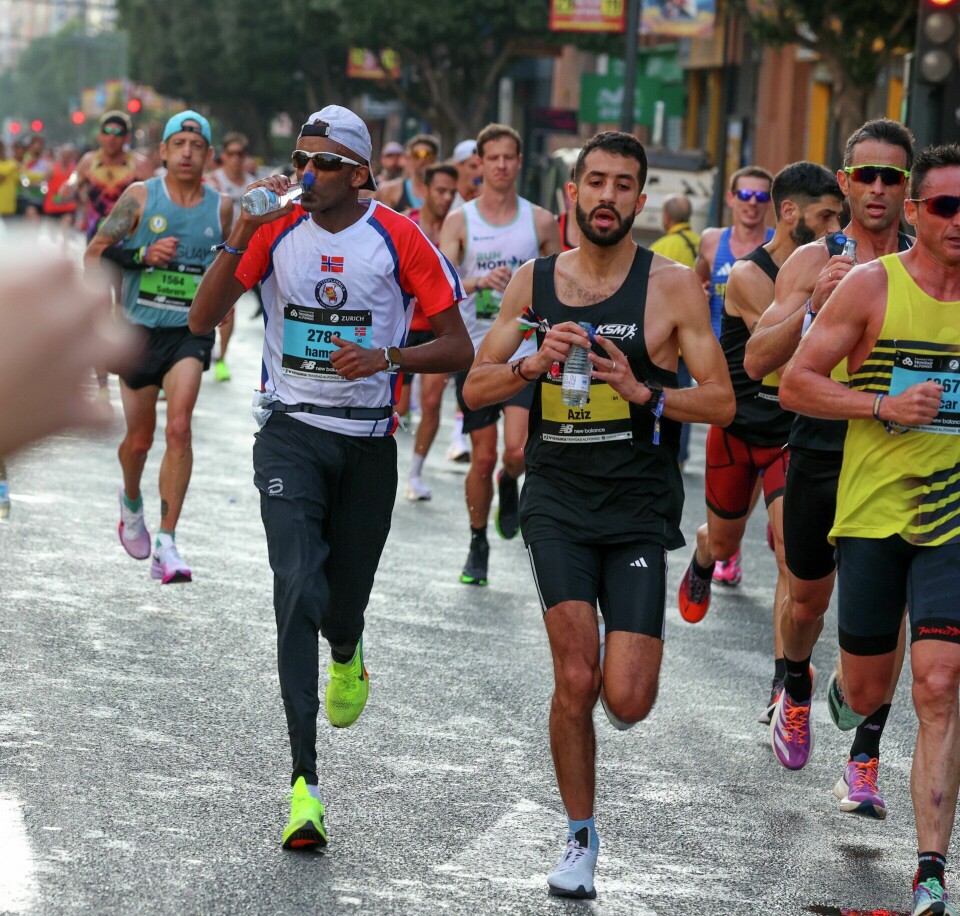 Hamse Looyar (til venstre) da han løp på 2:31:09 i Valencia i desember.(Foto: Arne Dag Myking) Valencia Marathon 2024 - Hamse Looyar