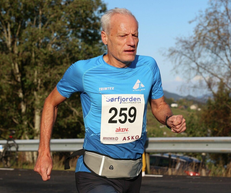 Ivar Andreas Sandø da han satte klasserekorden i M70-74 med 1:25:49 i Sørfjorden Halvmaraton i 2023, en rekord som ble slått med 55 sekunder av Ger van Graas i Barcelona i februar i år. (Foto: Arne Dag Myking) Sørfjorden halvmaraton 2023 - Ivar Andreas Sandø