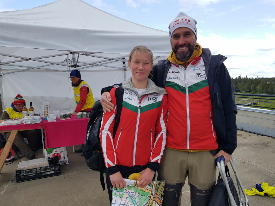 Izabella Ljungberg fra OK Tyr vant D17-18 med nesten 11 min. Martin Ljungberg (t h).