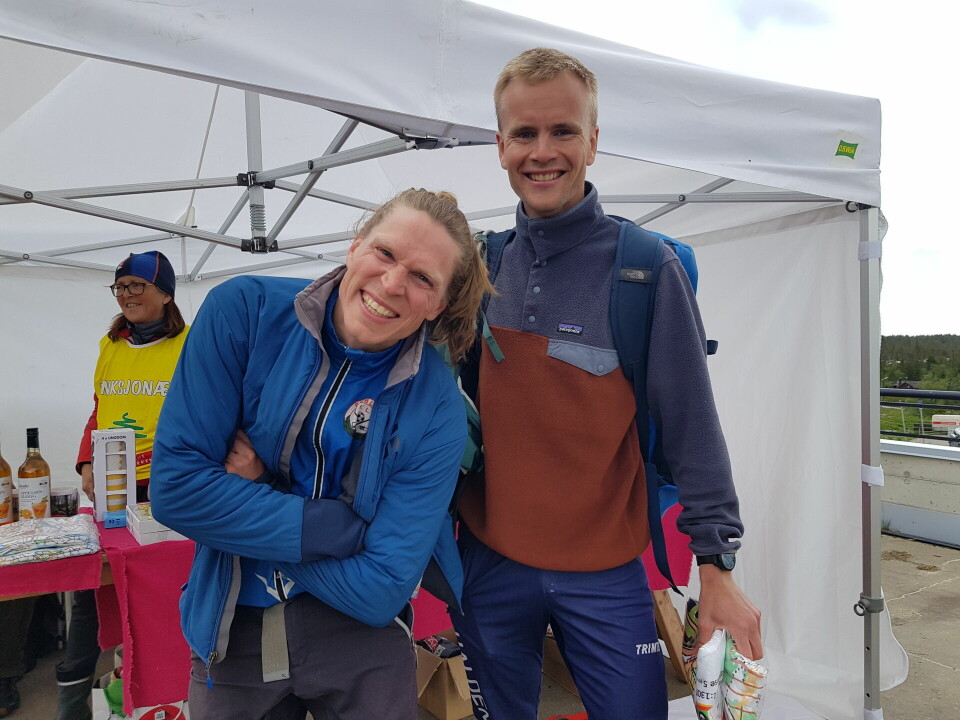 Thomas Natvig Årstad (th) som vant H21 og en skøyeraktig Asgeir Bakken Rognstad ble nr 2.