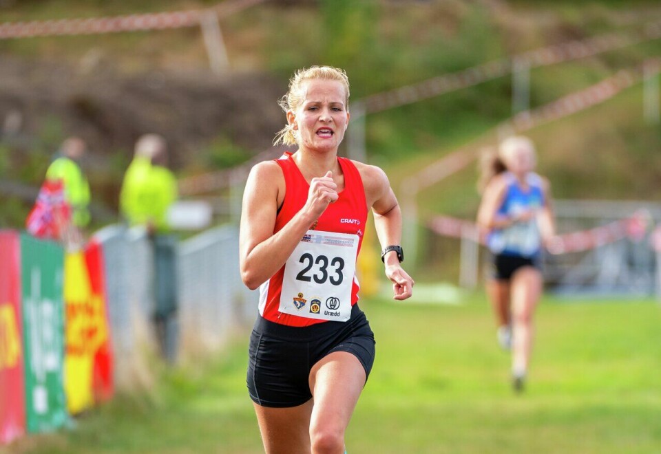 Sigrun Gjølberg som her spurter i mål under NM terrengløp i 2020, er høyest ranka av de norske kvinnene i årets København Maraton. (Foto: Samuel Hafsahl) NM Terreng - K Senior - Sigrun Gjølberg (233)