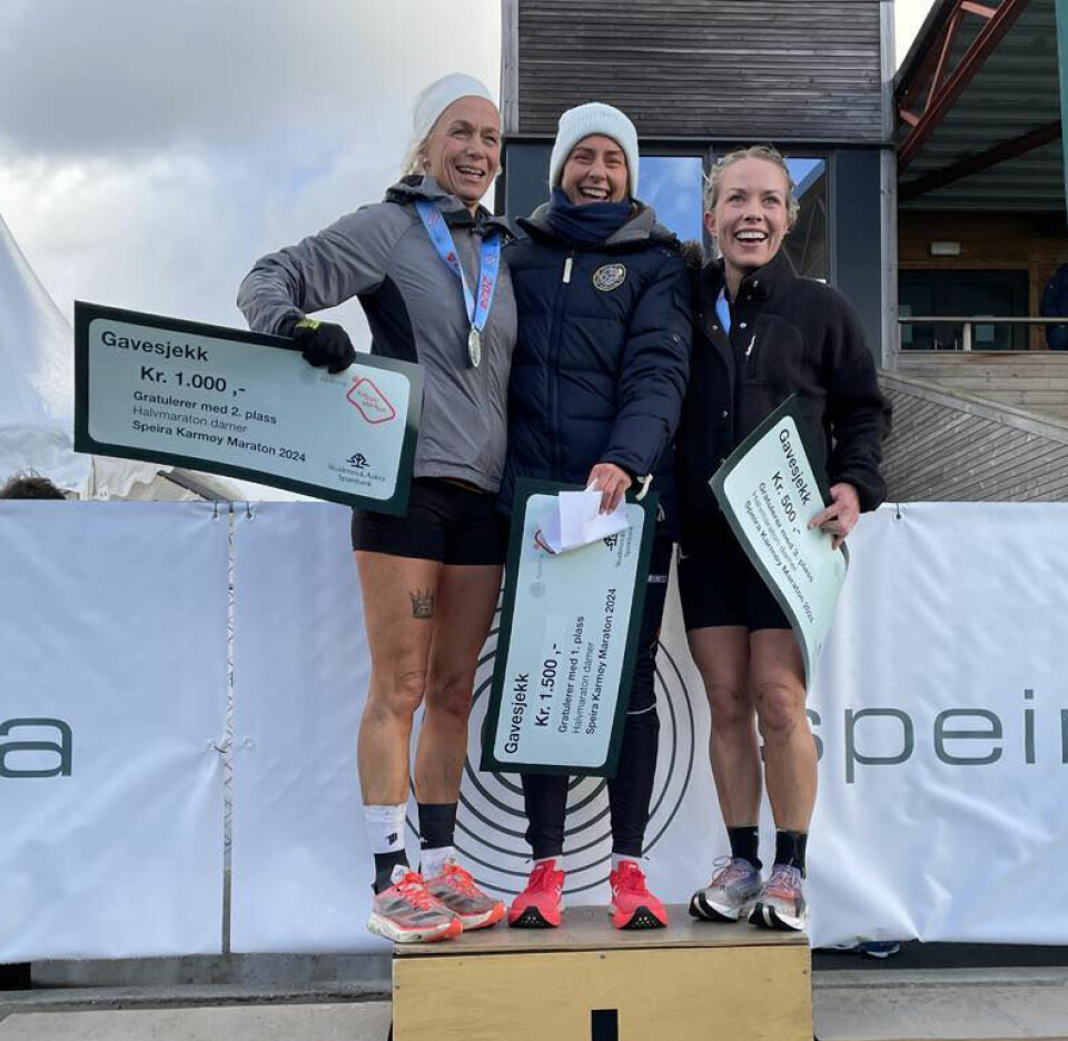 Premiepallen halvmaraton kvinner: Ann Kristin Mosbron, Helena Hope og Oddveig Odland. (Foto: Veronica Odland) Pall_kvinner_halvmaraton.jpg