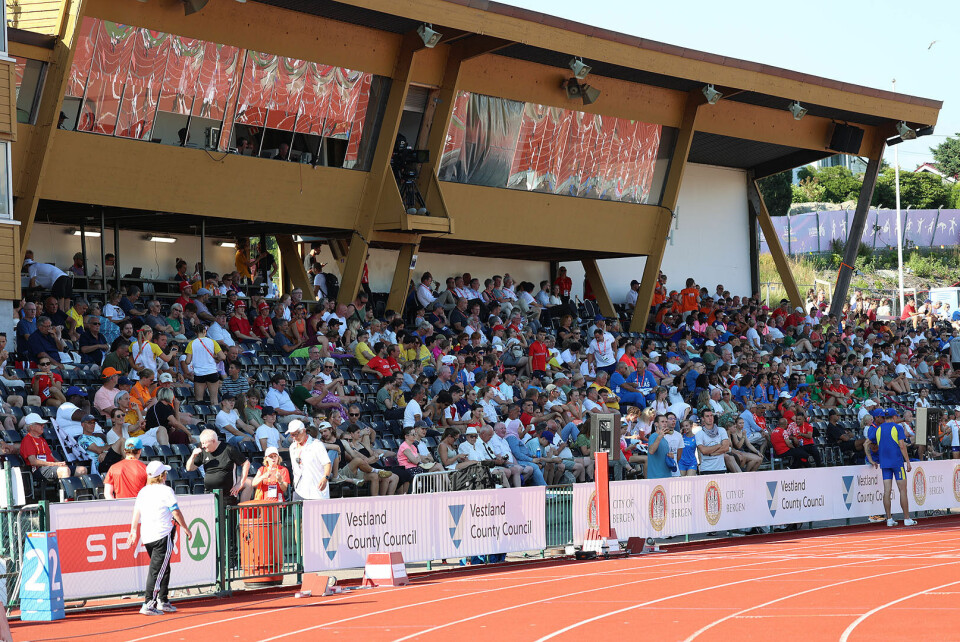 Publikum kunne kose seg med friidrett i sommervarme på Fana Stadion den første av mesterskapet fire dager. (Foto: Arne Dag Myking)