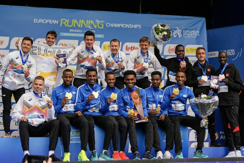 Hele det israelske, belgiske og tyrkiske laget på seierspallen (Foto: European Athletics)