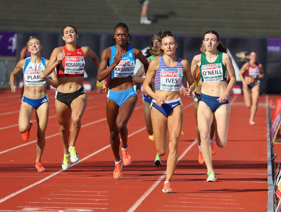 Fire jenter spurtet mot mål side om side bak britiske Abigail Ives. (Foto: Arne Dag Myking)