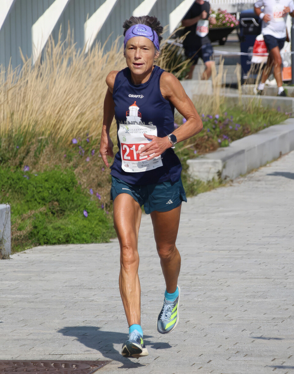 Inger D. Saanum er på topp på kvinnenes tabell halvveis i året. Her løp hun Grimstad maraton i 2024. (Foto: Henrik Kofoed Nilsen)