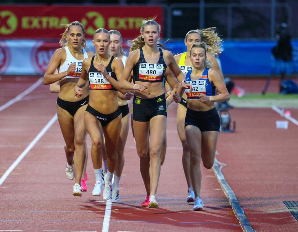 Malin Hoelsveen foran Malin Nyfors i 800 meter-finalen